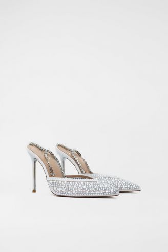 Λευκή γόβα με strass και λουράκι αλυσιδάκι με strass