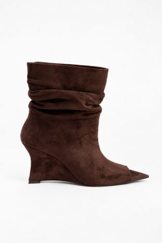 Καφέ μποτάκι σουέτ με σούρες peep-toe και πλατφόρμα τακούνι 