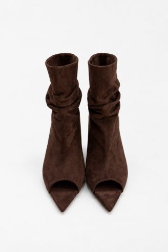 Καφέ μποτάκι σουέτ με σούρες peep-toe και πλατφόρμα τακούνι 