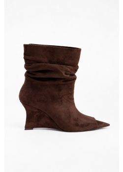 Καφέ μποτάκι σουέτ με σούρες peep-toe και πλατφόρμα τακούνι 